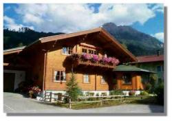 Holzblockhaus im Sommer